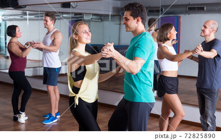 girls and men learning salsa girls and men learning salsa 72825890