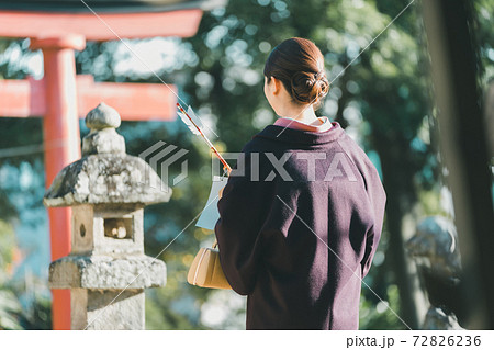 初詣 着物女性 初詣 着物女性 72826236