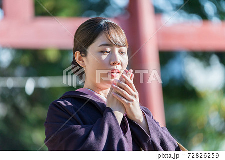 寒さで手に息を吹きかける着物女性 寒さで手に息を吹きかける着物女性 72826259