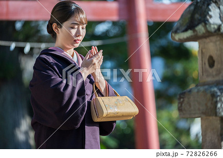 手が悴む着物女性 72826266