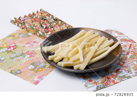 チーズ チータラ つまみ 珍味 ビールのつまみ 食べ物 おやつ 折紙 おりがみ おつまみの写真素材