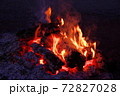 夜の焚火の炎 72827028
