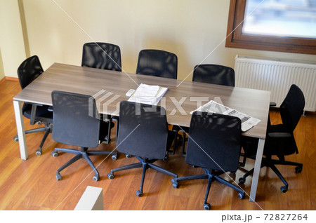 Empty meeting table and chairs in a modern conference room. Business meetings and ideas can be exchanged. Empty meeting table and chairs in a modern conference room. Business meetings and ideas can be exchanged. 72827264