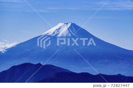 三つ峠のシルエットと雪化粧する富士山 72827447