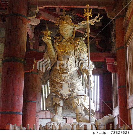 古都奈良の世界文化遺産 東大寺大仏殿の多聞天立像 72827623