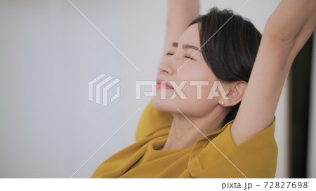 ビジネスウーマン　疲れ 72827698