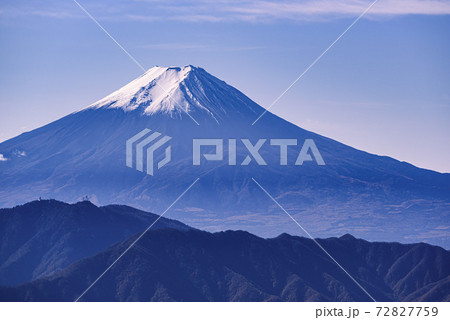 三つ峠山のシルエットと雪化粧する富士山 72827759