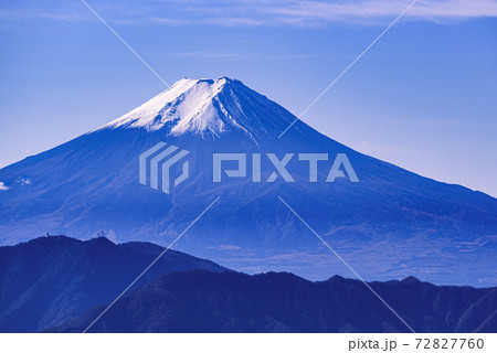 三つ峠のシルエットと雪をかぶる富士山 72827760