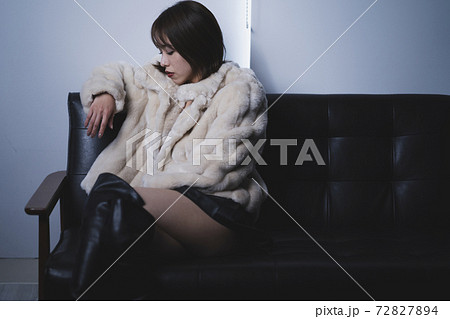 冬のアウターを着た女性 72827894