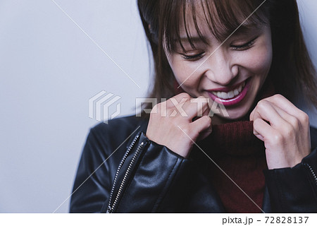 レザージャケットを着た女性 レザージャケットを着た女性 72828137