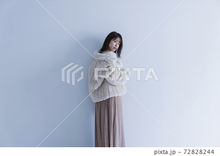 フェイクファーのジャケットを着た女性 72828244