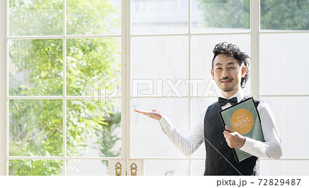 ヒゲの男性給仕 ヒゲの男性給仕 72829487