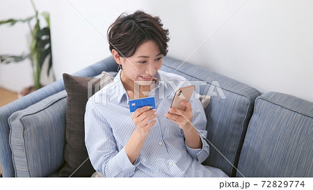 クレジットカードとスマートフォンを持つ女性 クレジットカードとスマートフォンを持つ女性 72829774