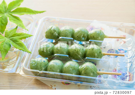 パックに入った草団子 パックに入った草団子 72830097