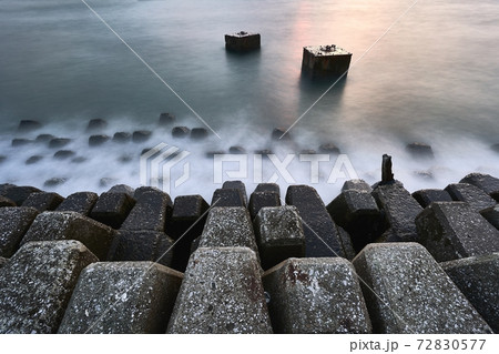 消波ブロックに波が押し寄せる海岸の風景 72830577