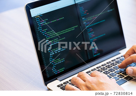 プログラミングの勉強をするシニア男性 72830814