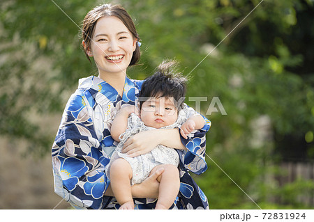 8ヶ月の息子とお出かけする浴衣女性の写真素材