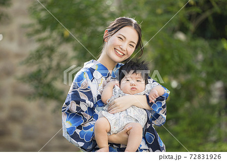 8ヶ月の息子とお出かけする浴衣女性の写真素材