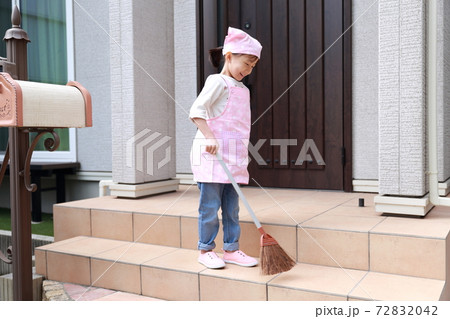 玄関の掃除を手伝う5歳の女の子 玄関の掃除を手伝う5歳の女の子 72832042
