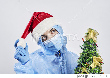 Celebrating Christmas in hospital. Doctor celebrate New YEAR 2021 at wrok 72833964