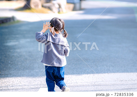 子供 女の子 後ろ姿 制服の写真素材