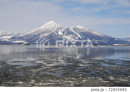 冬晴れの会津磐梯山と猪苗代湖に張る氷の写真素材 [72835683] - PIXTA
