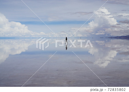 ウユニ塩湖の空 72835802