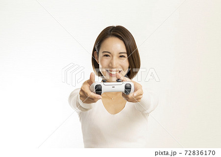 ビデオゲームを楽しむ美しい女性/ゲームに夢中になる女性/ゲーム紹介する女性 ビデオゲームを楽しむ美しい女性/ゲームに夢中になる女性/ゲーム紹介する女性 72836170