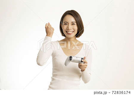 ビデオゲームを楽しむ美しい女性/ゲームに夢中になる女性/ゲーム紹介する女性 ビデオゲームを楽しむ美しい女性/ゲームに夢中になる女性/ゲーム紹介する女性 72836174