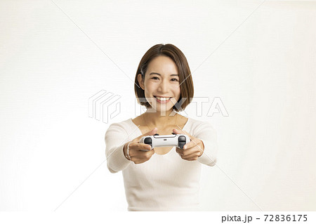 ビデオゲームを楽しむ美しい女性/ゲームに夢中になる女性/ゲーム紹介する女性 ビデオゲームを楽しむ美しい女性/ゲームに夢中になる女性/ゲーム紹介する女性 72836175