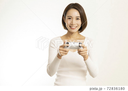 ビデオゲームを楽しむ美しい女性/ゲームに夢中になる女性/ゲーム紹介する女性 ビデオゲームを楽しむ美しい女性/ゲームに夢中になる女性/ゲーム紹介する女性 72836180
