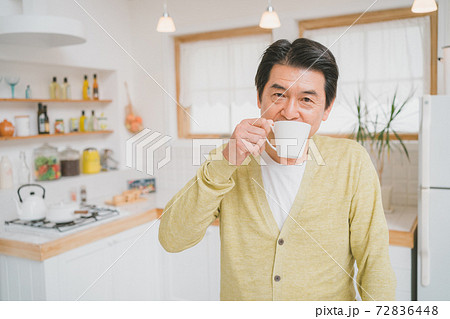 キッチンでコーヒーを飲む60代男性 キッチンでコーヒーを飲む60代男性 72836448