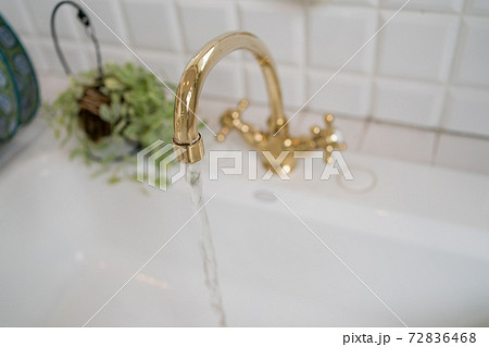 キッチンの水道蛇口 72836468
