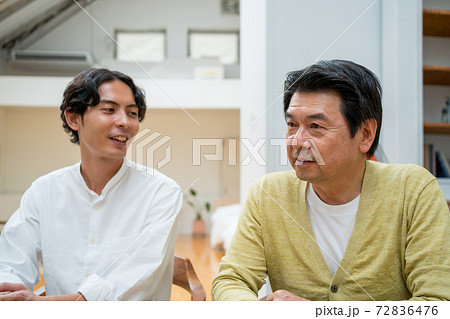 親父と語らう息子 72836476
