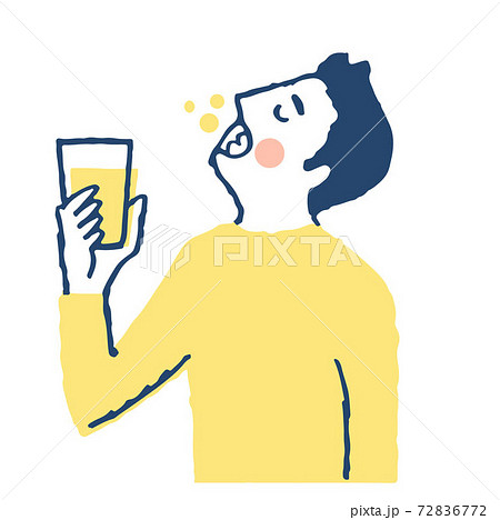 うがいをしている男性 72836772