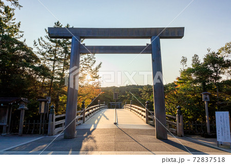 朝日と伊勢神宮　三重県伊勢市 72837518