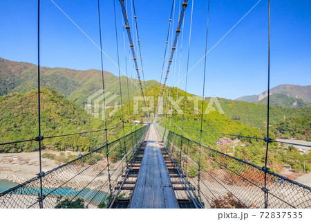 秋の谷瀬の吊り橋　奈良県十津川村 72837535
