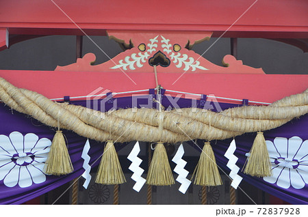 しめ縄・菊の御紋(宮城縣護國神社 拝殿/宮城県仙台市青葉区川内1) しめ縄・菊の御紋(宮城縣護國神社 拝殿/宮城県仙台市青葉区川内1) 72837928