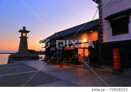 【広島県】鞆の浦　常夜灯の明かり 72838325