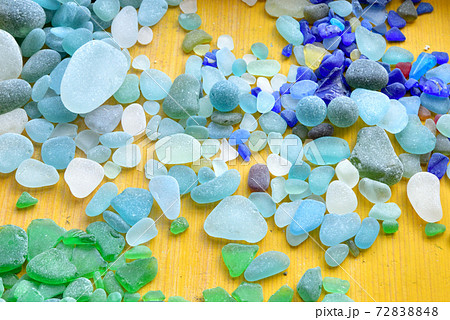 シーグラス ビーチグラス ガラス片 海イメージ 夏イメージの写真素材
