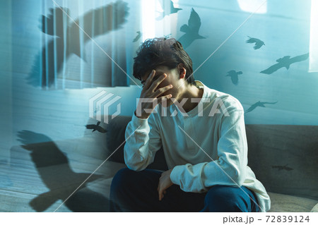 部屋で過ごす時間 72839124