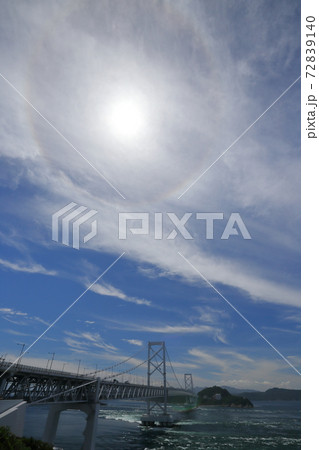 橋の上に出現した大きな光の輪（日暈　大鳴門橋、兵庫県南あわじ市から徳島方面） 72839140
