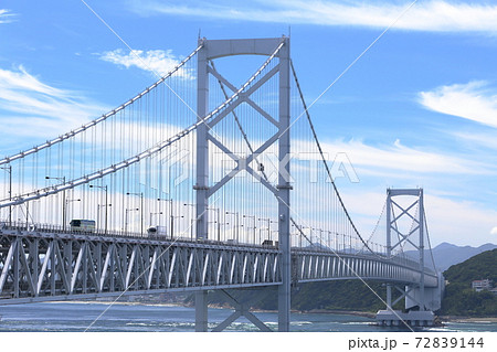 青空にそびえ立つ巨大な吊り橋（大鳴門橋、兵庫県南あわじ市から徳島方面） 72839144