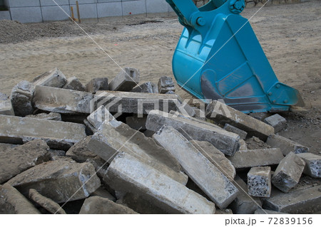 工事現場でユンボではがされたコンクリートの塊 工事現場でユンボではがされたコンクリートの塊 72839156