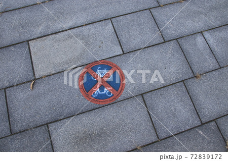 路上の自転車バイク通行禁止の注意マーク 72839172