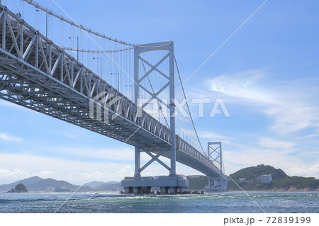 青空にそびえ立つ巨大な吊り橋(大鳴門橋、兵庫県南あわじ市から徳島方面) 青空にそびえ立つ巨大な吊り橋(大鳴門橋、兵庫県南あわじ市から徳島方面) 72839199