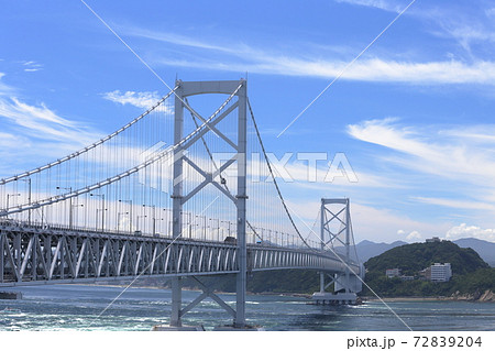 青空にそびえ立つ巨大な吊り橋（大鳴門橋、兵庫県南あわじ市から徳島方面） 72839204