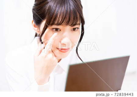 コンタクトレンズをつけようとする女性 コンタクトレンズをつけようとする女性 72839443