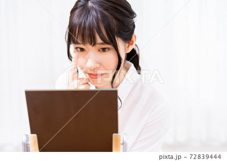 コンタクトレンズをつけようとする女性 コンタクトレンズをつけようとする女性 72839444