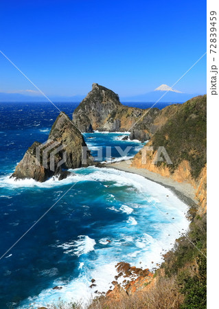 【静岡県】晴天下の千貫門と富士山 【静岡県】晴天下の千貫門と富士山 72839459